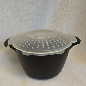 Pampered Chef 2qt Micro Cooker With Locking Lid